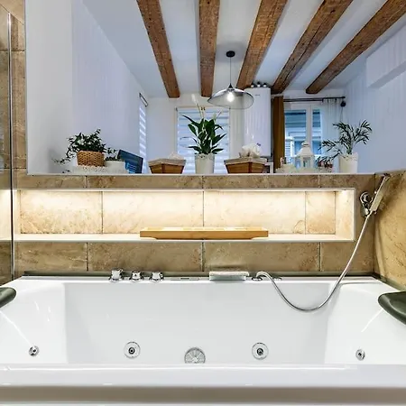 Jacuzzi/cathedrale דירה *